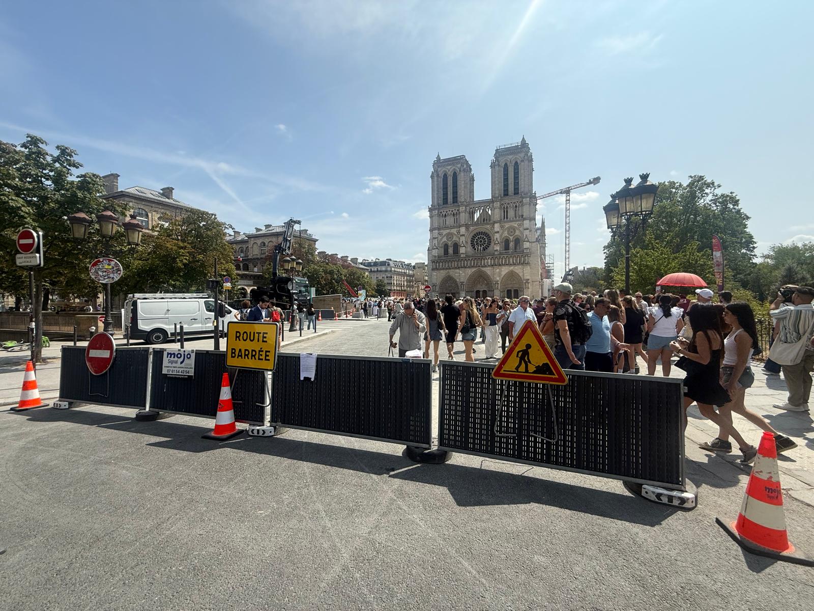 Fermeture de voie et sécurisation des flux piétons par Mojo Signal devant Notre-Dame de Paris
