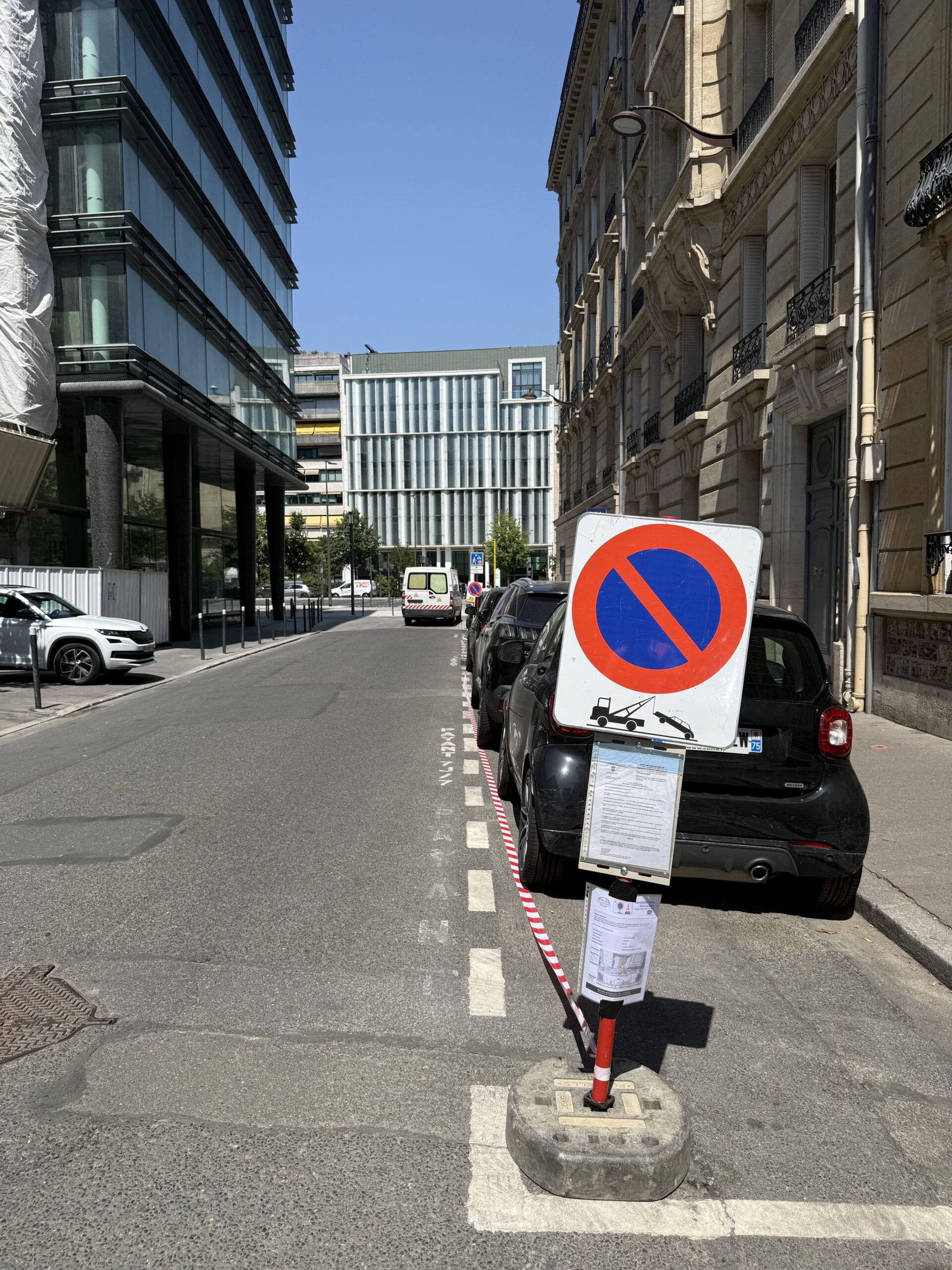 Gros plan sur un panneau d’interdiction de stationner avec affichage réglementaire pour réservation temporaire de places.