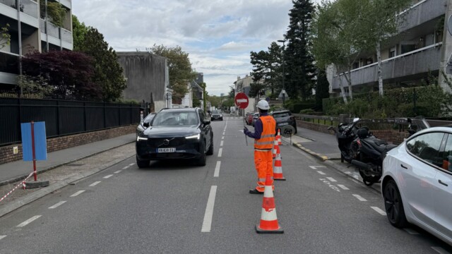 Vue générale du balisage temporaire avec panneaux, cônes et camion-grue à Boulogne-Billancourt
