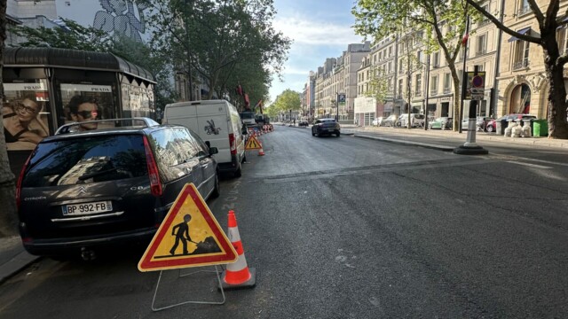Panneau temporaire de travaux et cônes installés sur le boulevard Saint-Germain à Paris