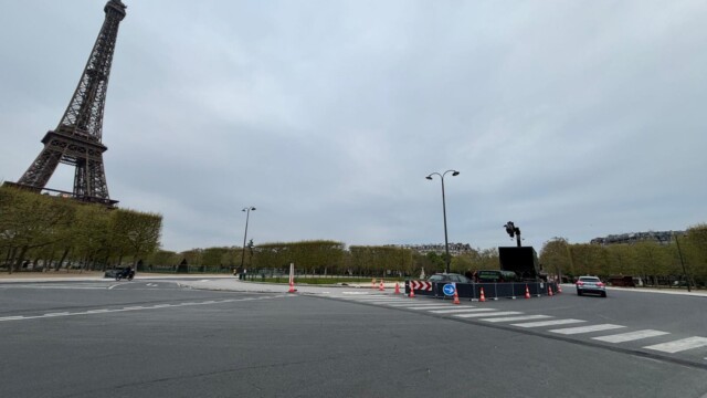 Balisage temporaire d’une zone d’intervention place Jacques-Rueff avec la tour Eiffel en arrière-plan