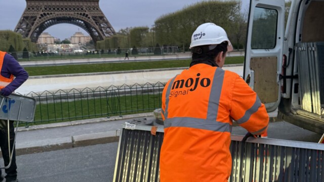 Agent Mojo Signal transportant un cône près des bassins du Champ-de-Mars à Paris