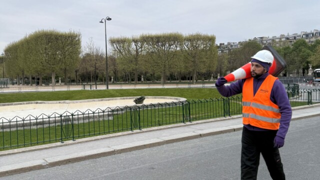 Équipe Mojo Signal déchargeant des barrières métalliques près de la tour Eiffel