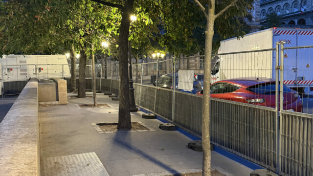 Emprise de stockage protégée avec cheminement piéton sécurisé à Notre-Dame de Paris