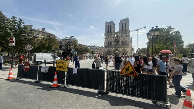 Fermeture de voie avec barrières et signalisation Mojo Signal devant Notre-Dame de Paris