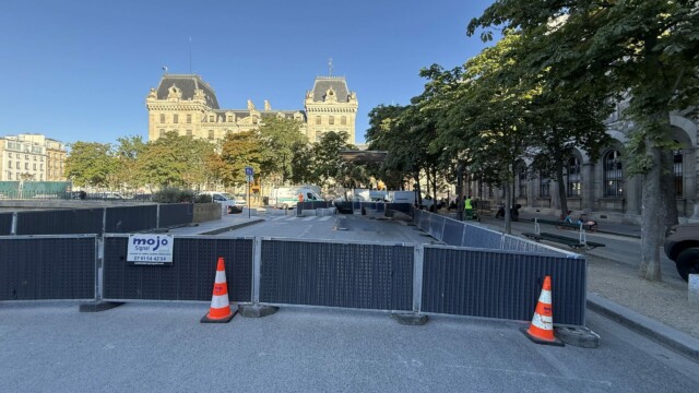 Homme-trafic Mojo Signal sécurisant les flux piétons devant Notre-Dame de Paris