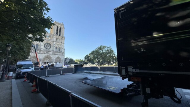 Périmètre de sécurité avec barrières et cônes installé par Mojo Signal à Notre-Dame de Paris