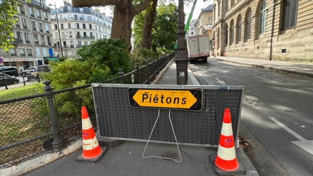 Cheminement piéton sécurisé avec barrières et signalisation Mojo Signal à Paris