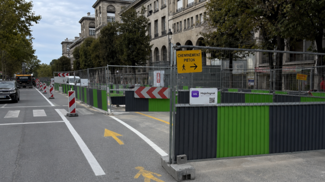 Passage piéton temporaire sécurisé avec clôtures MojoSignal, marquage au sol et panneau de cheminement piéton.