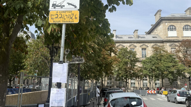 Panneau d’interdiction de stationner avec arrêté affiché par Mojo Signal à Notre-Dame de Paris