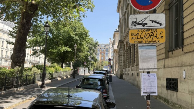 Panneau d’interdiction de stationner installé par Mojo Signal au Collège de France à Paris