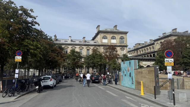 Signalisation temporaire d’interdiction de stationner installée par Mojo Signal près de Notre-Dame de Paris