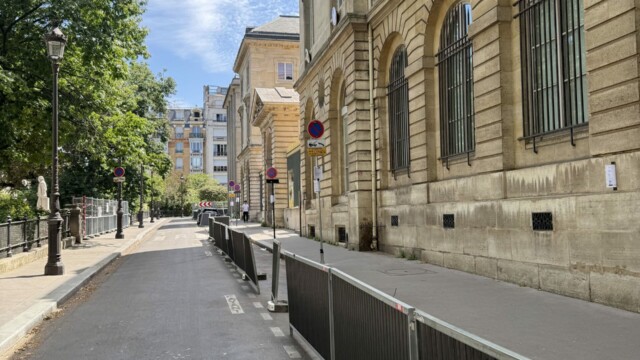 Panneau de stationnement interdit pour travaux installé au Collège de France