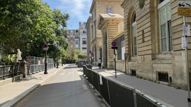 Réservation de l’emprise chantier avec barrières au Collège de France