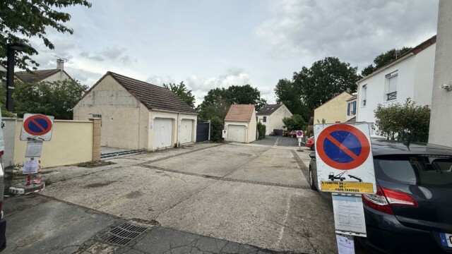 Panneaux temporaires d’interdiction de stationner sur une avenue arborée en ville