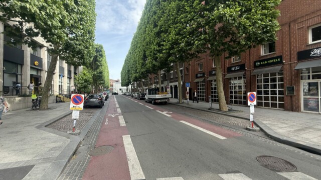 Panneaux temporaires d’interdiction de stationner dans une cour résidentielle en banlieue