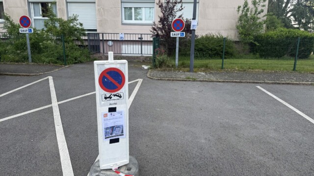 Panneau d’interdiction de stationner avec arrêté municipal installé avant un déménagement.