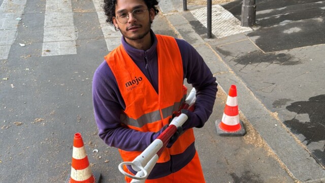 Panneau de limitation à 30 km/h et balisage temporaire sur le boulevard Saint-Germain à Paris