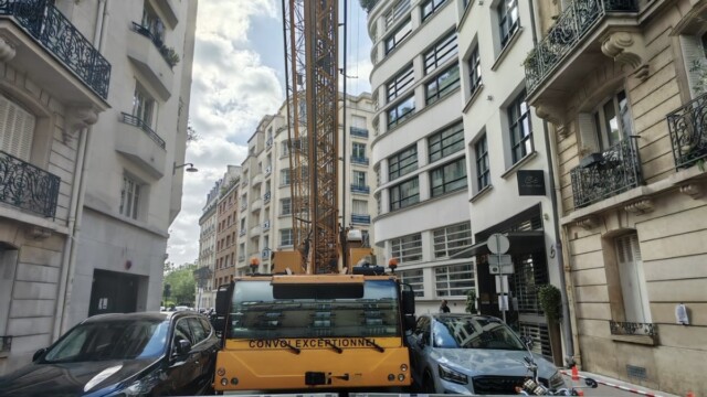 Vue générale d’une rue fermée pour travaux avec panneaux, barrières et grue au fond