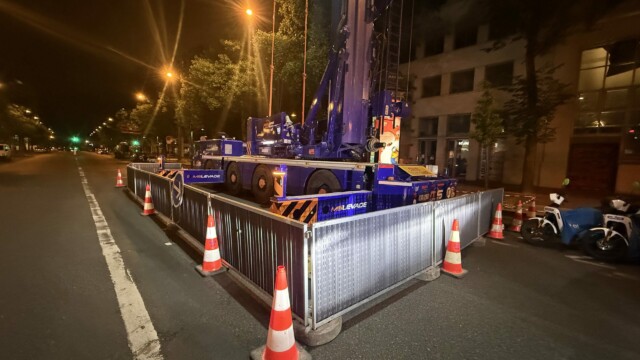 Route barrée avec barrières, cônes et panneaux de signalisation lors d’une fermeture nocturne avenue d’Italie