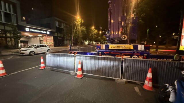 Barrières et cônes fermant la chaussée devant une grue mobile lors d’une intervention nocturne avenue d’Italie