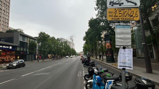 Panneau d’interdiction temporaire de stationner installé sur un boulevard à Paris