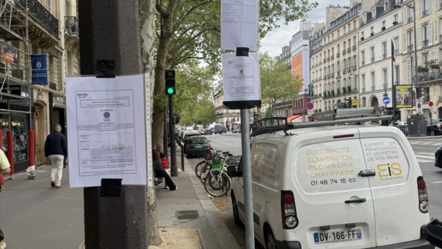 Deux panneaux temporaires d’interdiction de stationner près de Saint-Sulpice à Paris