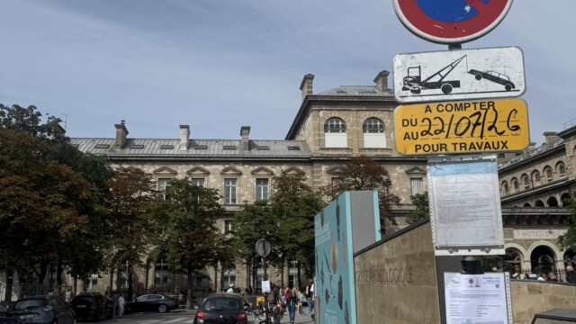 Panneau temporaire de stationnement interdit devant une plateforme élévatrice à Paris